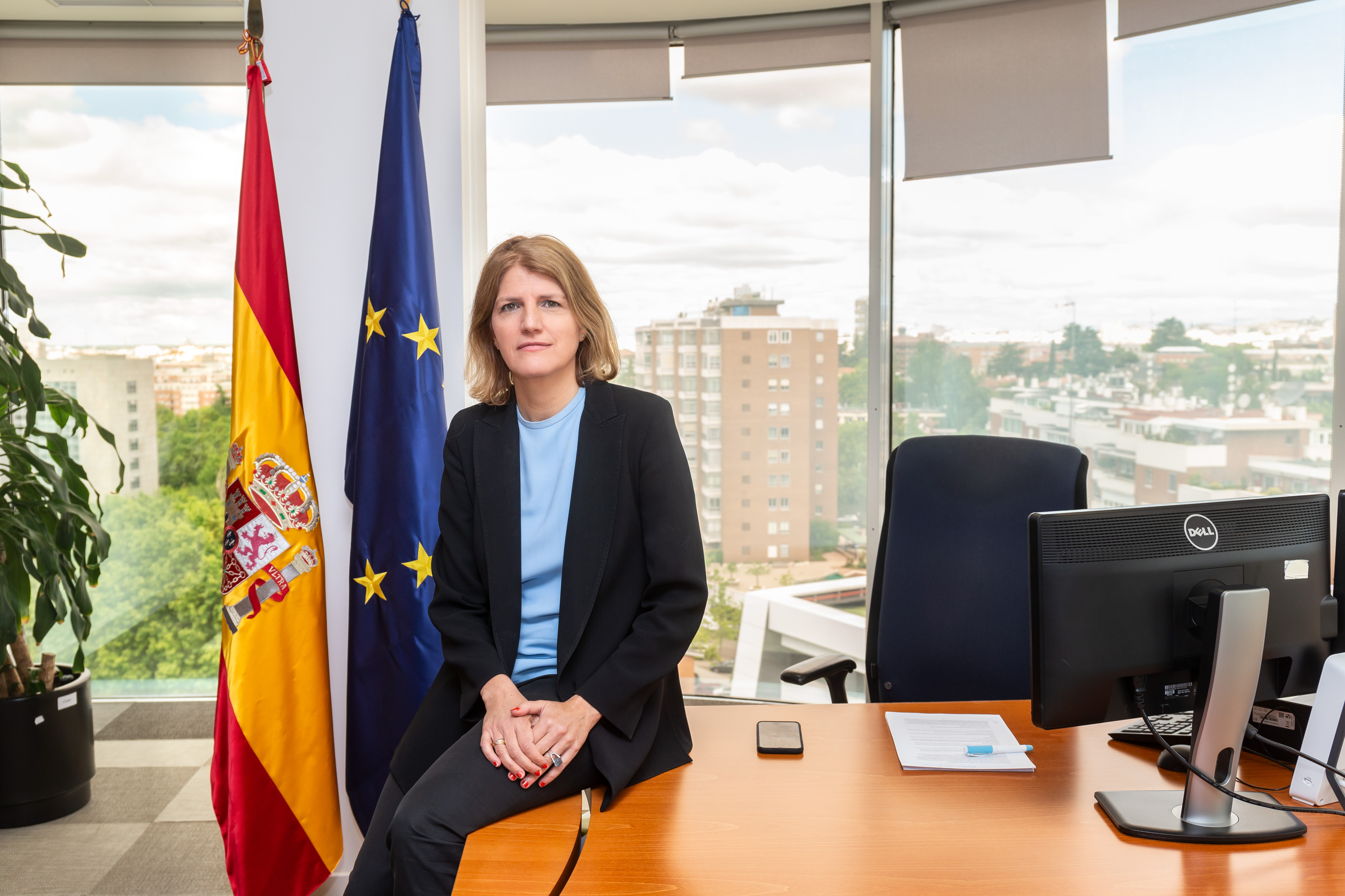 Imatge de Helena Viñes, consejera de la CNMV, sentada en su despacho (s'obrirà una finestra nova)