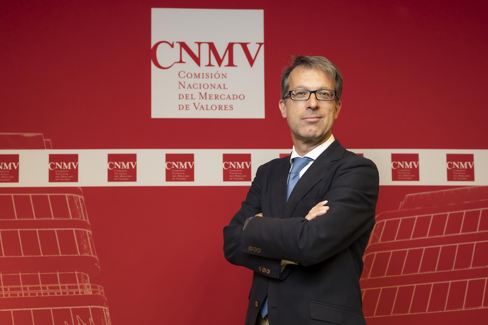 Imatge de Mariano Bacigalupo, consejero de la CNMV, de pie sobre fondo corporativo (s'obrirà una finestra nova)