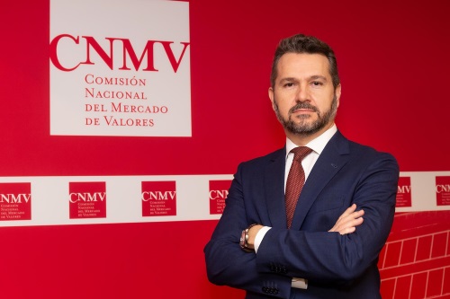 Image of Rodrigo Buenaventura, presidente de la CNMV, primer plano sobre fondo corporativo (new window will open)