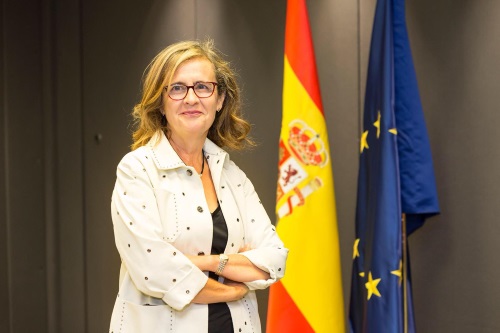 Image of Maria Dolores Beato, consejera de la CNMV, primer plano con las bandera de España y europea (new window will open)
